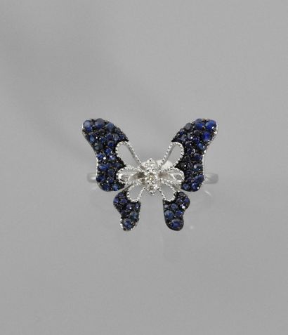 null Bague dessinant un papillon en vol en or gris, 750 MM, recouvert de diamants...