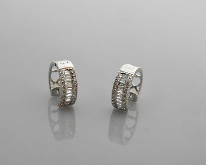 null Clips d'oreilles en or gris, 750 MM, orné chacun de diamants taille baguette...