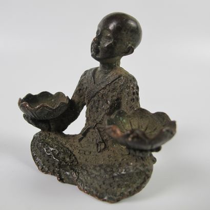null Statuette de jeune moine tenant des lotus, porte-encens. Bronze. H 5.5cm. C...