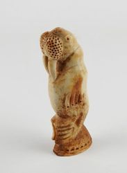 null Sculture en os.Eskimo inuit représentation d'un morse.H :12cm.