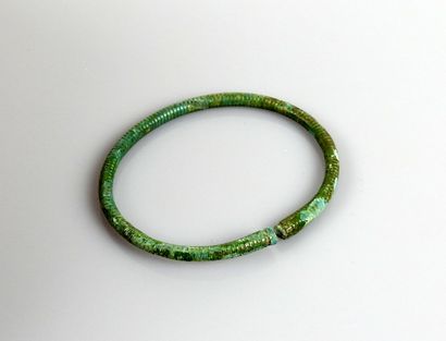  Petit bracelet d’enfant orné d’un motif torsadé 
Bronze 4.5 cm 
Age du bronze o...