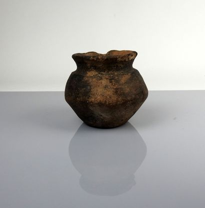 null Vase à panse tronconique

Terre cuite épaisse noire 9 cm

Protohistoire Age...