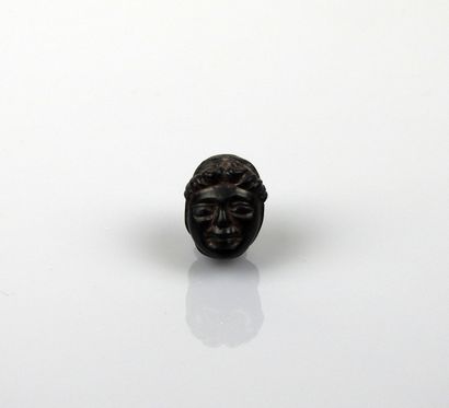 null Tête de jeune femme finement gravée

Pierre noire 1,6 cm

Style antique