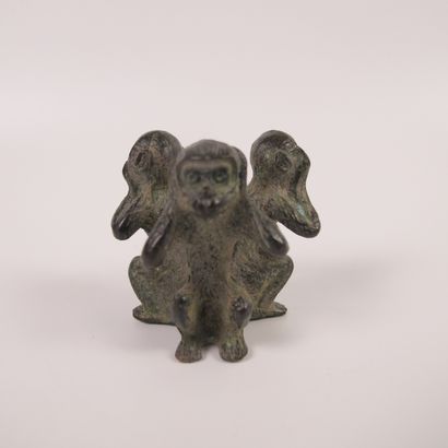 null Statuette des trois singes mystiques. Bronze. H 4cm. Symbole oriental de la...