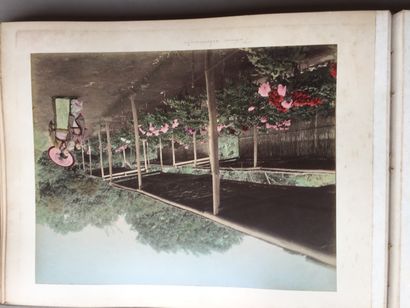 null JAPON: Important album de 24 photographies du XIXe siècle en couleurs tirées...