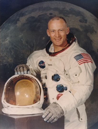 NASA Nasa. Photographie de l'astronaute Buzz Aldrin dans sa combinaison de cosmonaute....