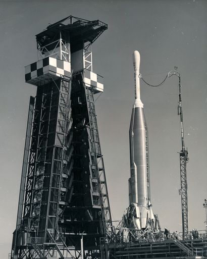 NASA Nasa. Fusée Atlas-Able sur son pas de tir. Une magnifique photographie d'architecture...