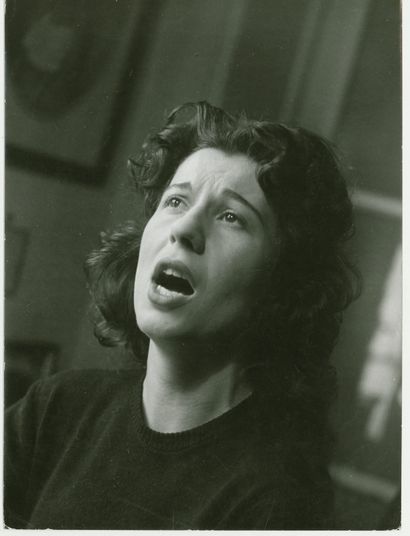 null Robert DOISNEAU (1912-1994). Portrait de Anna Marly, chanteuse et guitariste...