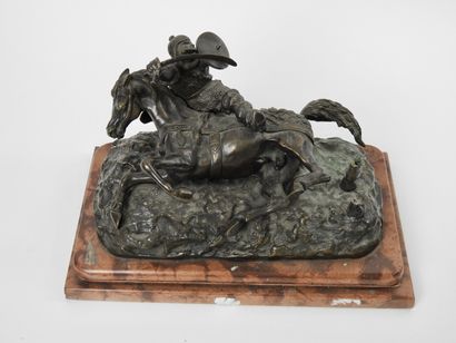 null Sculpture représentant un cavalier à terre

Bronze à patine mordorée sur socle...