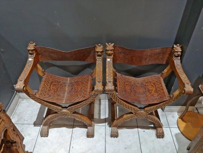 null Suite de 3 fauteuils  curulle en bois naturel sculpté et assises en cuir brun 

85...