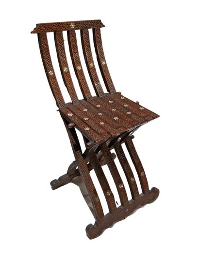 null Chaise en bois exotique ployante

Style syrien

80 x 30 x 30 cm 

Manques