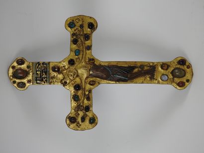 null Crucifix en émail doré orné de pierres semi-précieuses

H 26 cm