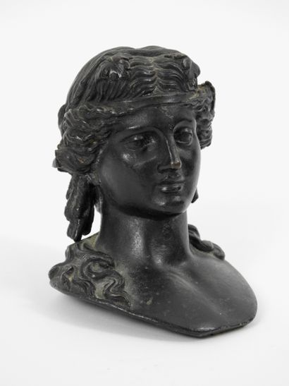 null Buste représentant une femme au chignon 

Bronze 

H 10 cm