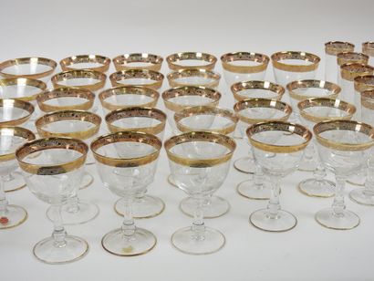 null Partie de service de verres en cristal à filets dorés (50) : 9 coupes, 9 coupes...