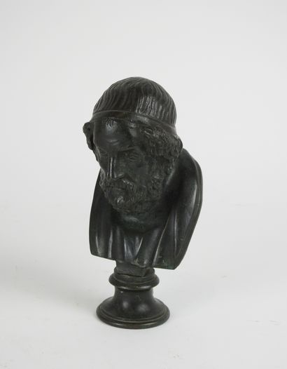 null Petit buste en brozne représentant un philisophe grec 

Style Antique travail...