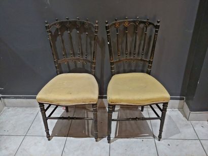null Paire de chaises en bois laqué noir et filets 

Epoque Napoléon III

82 x 40...