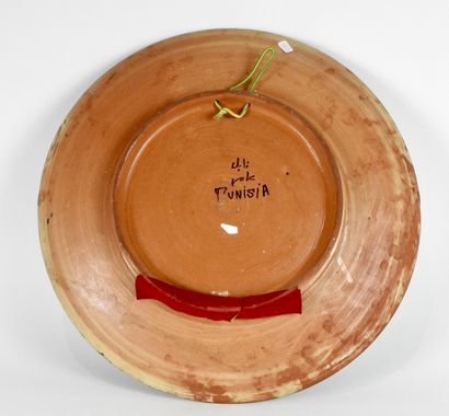 null Tunisie

Grand plat en céramique polychrome

Signé au revers

Diam 45 cm