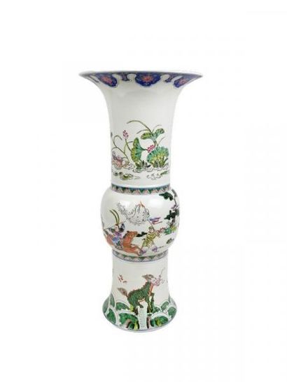 Chine 
Grand vase en porcelaine et émaux...