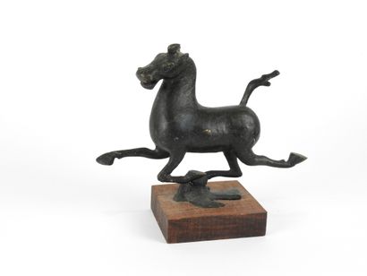 null Cheval, la patte avanr levée, en bronze 

Style Archaïsant

H 16 cm