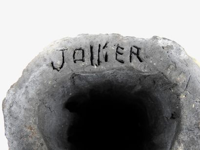 null JALLIER (XX°)

Sculpture en céramique représentant un bédouin

H 45 cm ; porte...