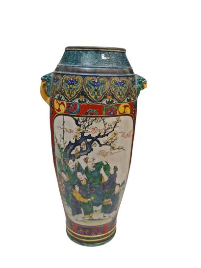 Chine 
Vase en porcelaine 
72 cm 
Manque...