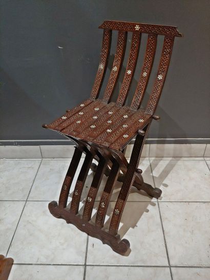 null Chaise en bois exotique ployante

Style syrien

80 x 30 x 30 cm 

Manques