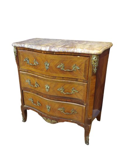 null Commode en bois de placage marqueté en feuilles dans des encadrements , les...