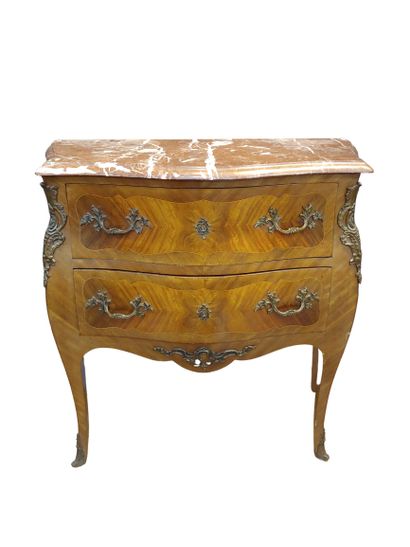 null Petite commode en bois de placage marqueté en feuilles dans des encadrements...