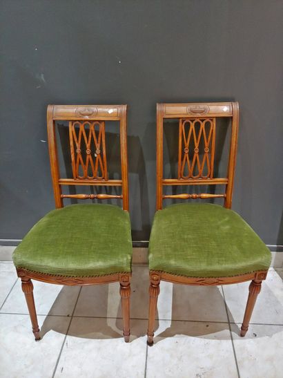 null Paire de chaises en bois naturel sculpté et mouluré, le dossier ajouré à décor...