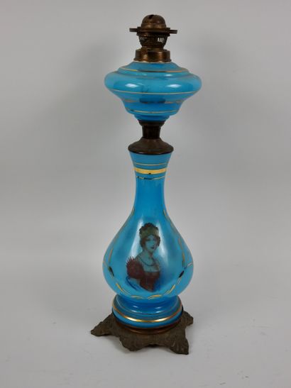 Une importante lampe à huile en opaline bleu,...