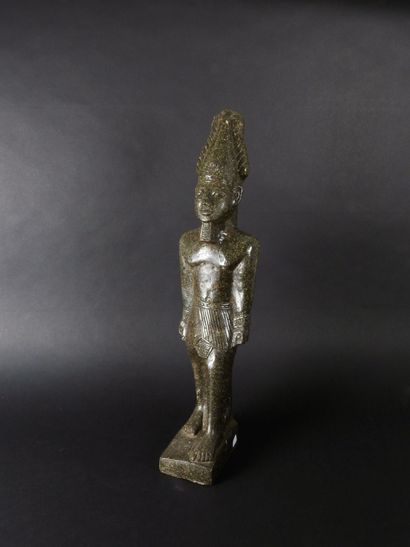 null Pharaon marchant en pierre verte 

Style de l'Egypte Antique

H 55 cm

Manq...