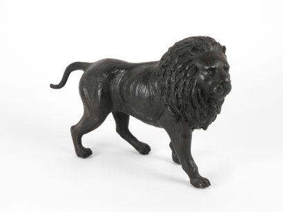 null Lion marchant en bronze a patine brune

Travail moderne

L 28 cm