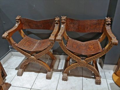 null Suite de 3 fauteuils  curulle en bois naturel sculpté et assises en cuir brun 

85...