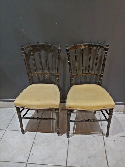 null Paire de chaises en bois laqué noir et filets 

Epoque Napoléon III

82 x 40...