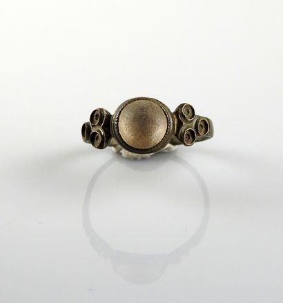null Ring with a glass paste decoration

Bronze Finger size 61

XVI-XVII th cent...