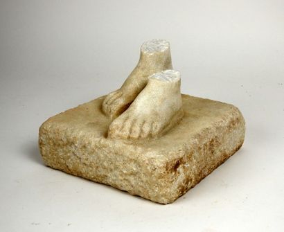 null Deux pieds d’une statue sur une base quadrangulaire

Marbre 17 x 18 cm