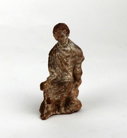 null Statuette représentant un personnage assis, la jambe pliée, tenant une bourse...