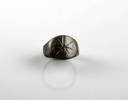 null Ring with a star-shaped decoration, probably Caesar's comet, sign of deification...