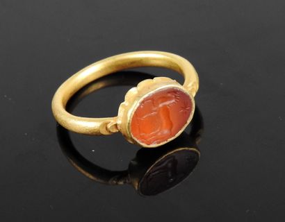 null 
Superb ring with an intaglio representing a horse with a raised paw and a star




Gold...