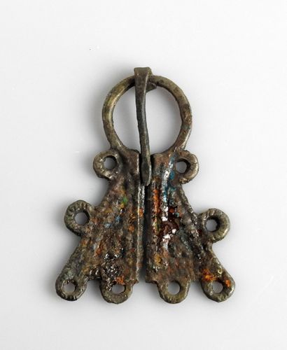 null Fibule de type oméga à motif géométrique

Bronze 4.8 cm

Période viking VIII-Xème...