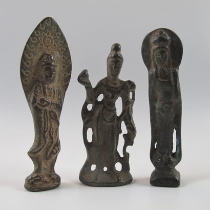 null Trois statuettes d’autel domestique représentant des divinités Bouddhiques....