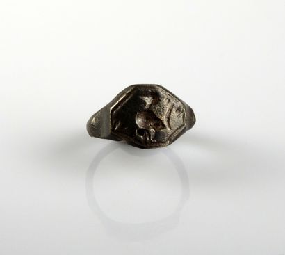 null Ring with a cockerel decoration in intaglio

Bronze Finger size 55

Roman p...