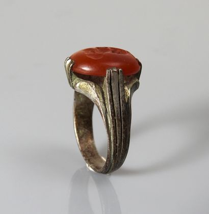 null Ring with intaglio decorated with a profile

Silver and carnelian Finger size...