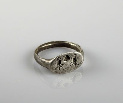 null Ring with a decoration of two birds, in the center a triangular symbol

Silver...
