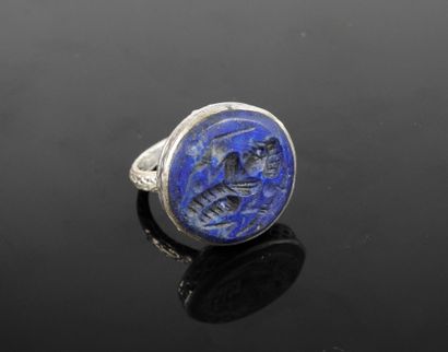 null Important ring with a character holding a bow

Silver and lapis lazuli

Finger...