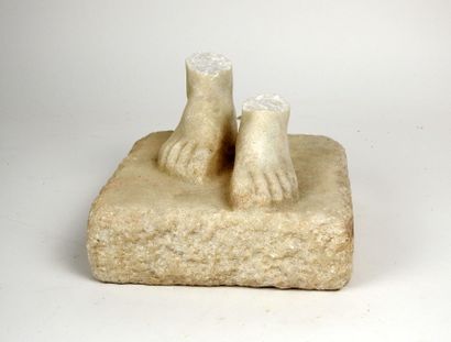 null Deux pieds d’une statue sur une base quadrangulaire

Marbre 17 x 18 cm