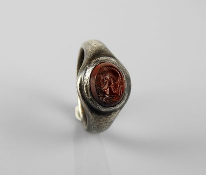 null 
Superb massive ring with an intaglio representing Minerva with helmet




Silver...