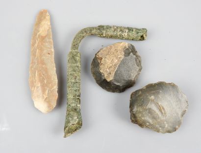 null Pointe et silex néolithiques.Dordogne.

H : 1 à 7,5cm. 

Et fibule en arc.Bronze.

Période...