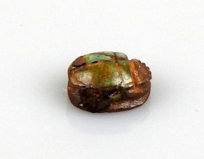 null Amulette représentant un scarabée

Jade ou autre pierre 0.8 cm

Egypte antique...