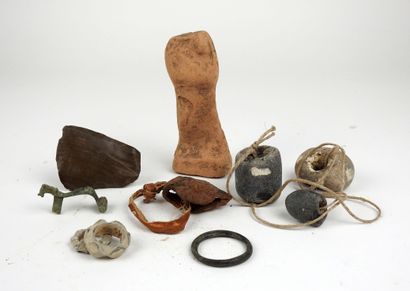 null Ensemble d’objets archéologiques comprenant Collier, fibule, hache, statuette,...